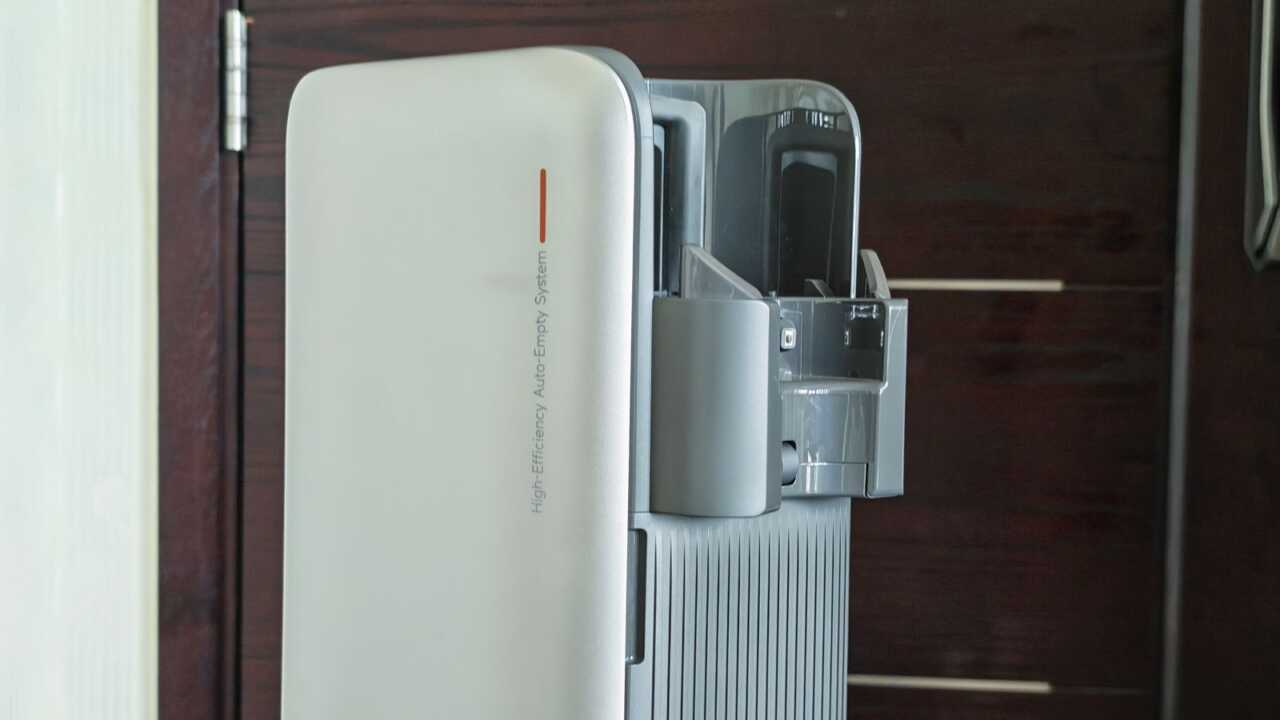 集塵基座側面,主機推入收納充電狀態