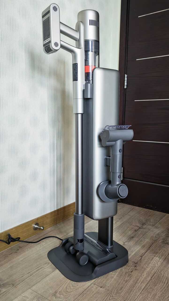 主機連延長桿及地板刷直立收納於基座全身照