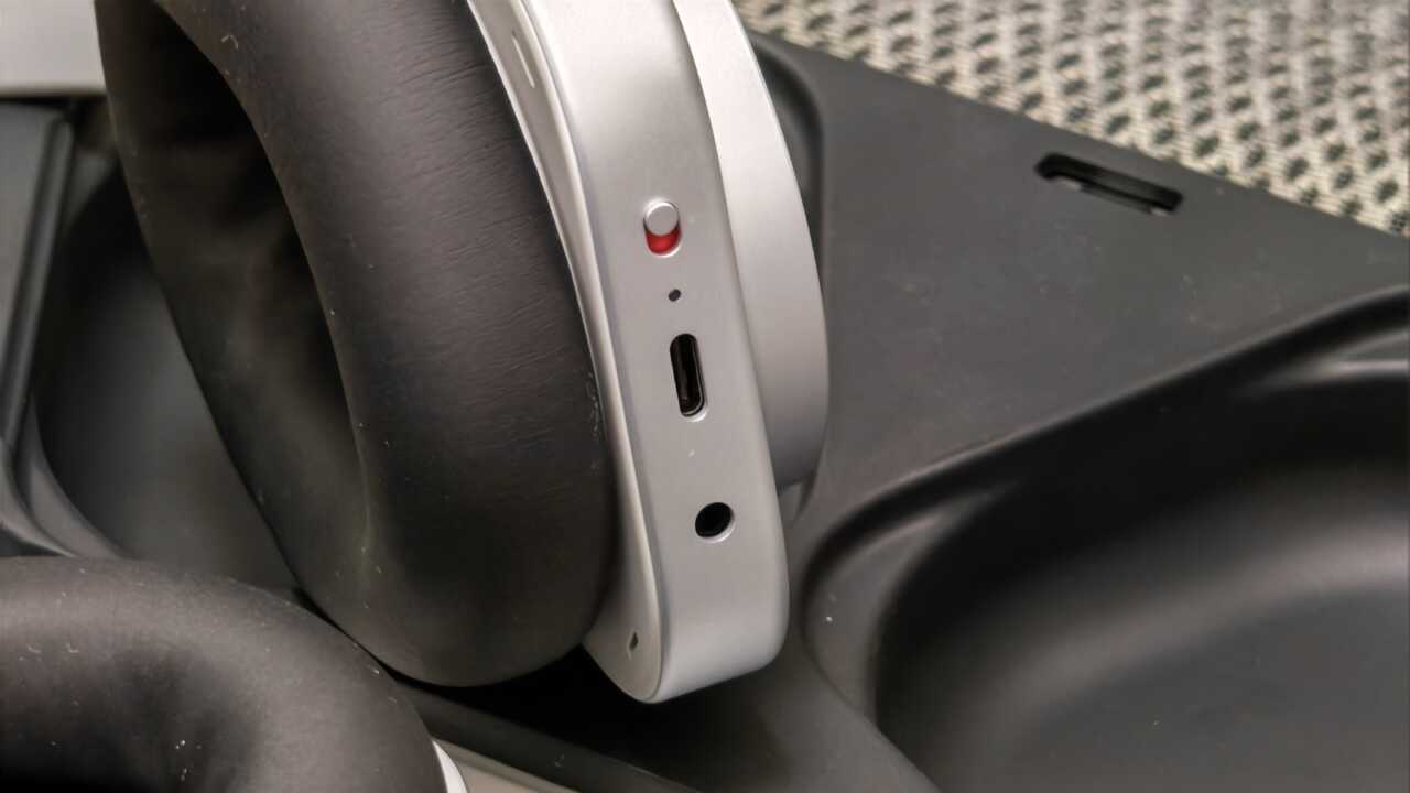 耳罩底邊:電源滑掣、USB-C 同 3.5 mm 插口