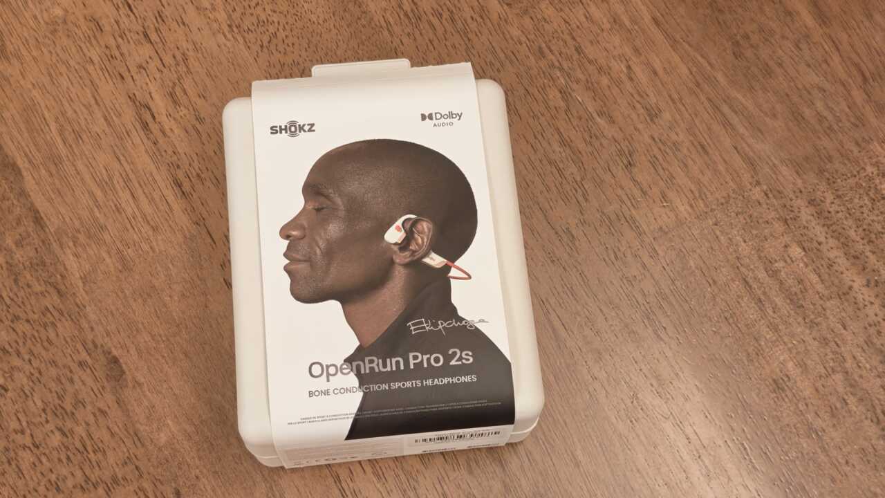 Shokz OpenRun Pro 2s 零售包裝,盒面有人像、Dolby AUDIO 同 Eliud Kipchoge 簽名