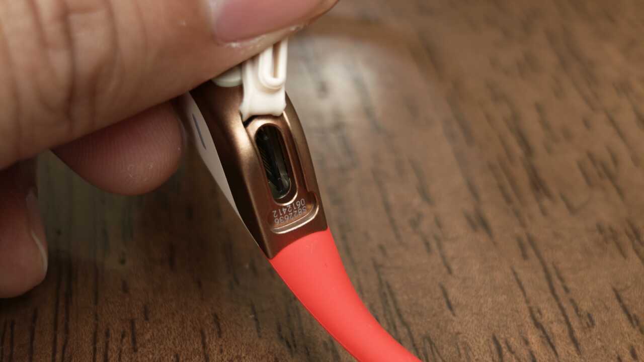 揭開矽膠蓋,露出 USB-C 同機身印字 S822636