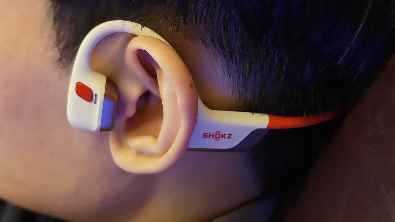 實戴:耳掛跨過耳廓,橙色掣喺耳前模組