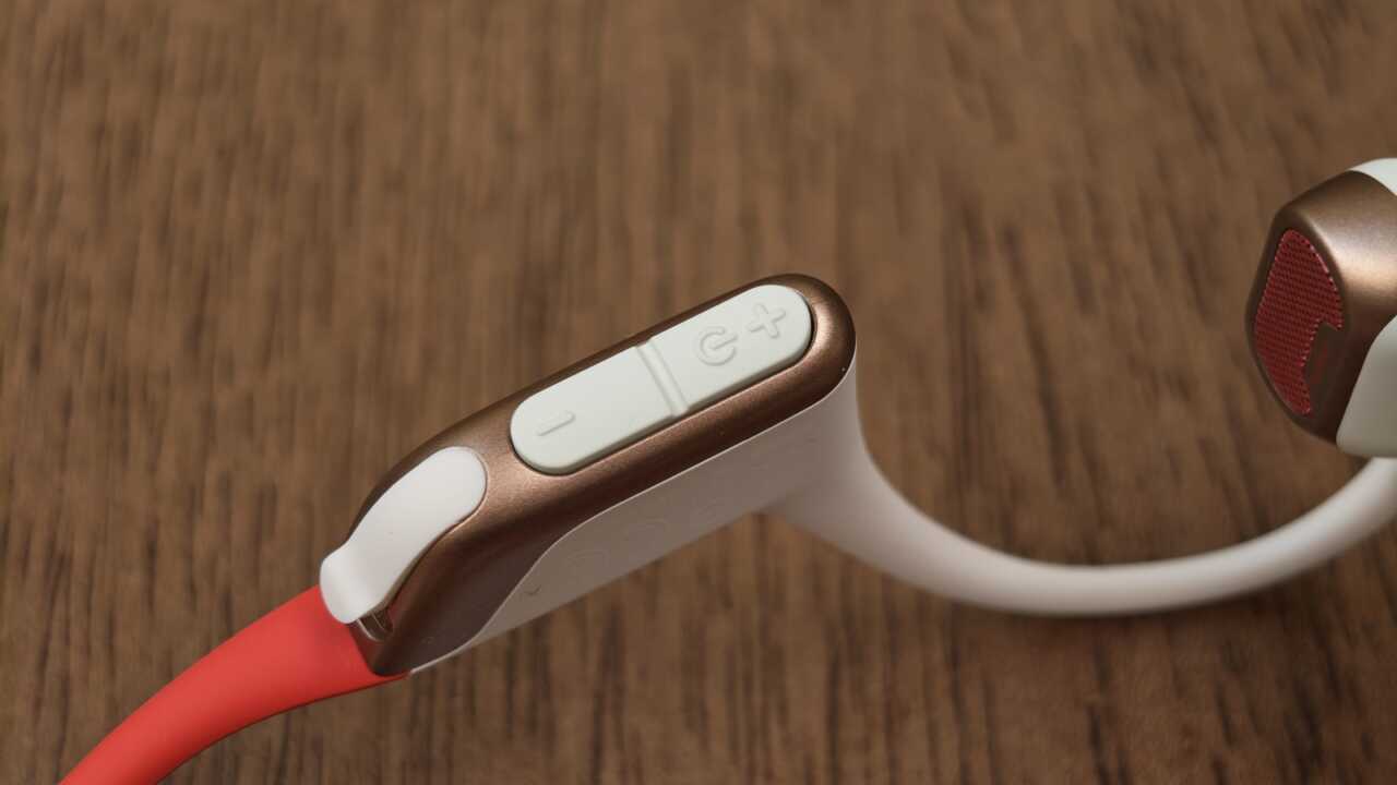 右側模組底:加減音量掣同合上嘅 USB-C 矽膠蓋